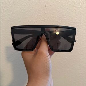 Elegant Black Oversized Sunglasses